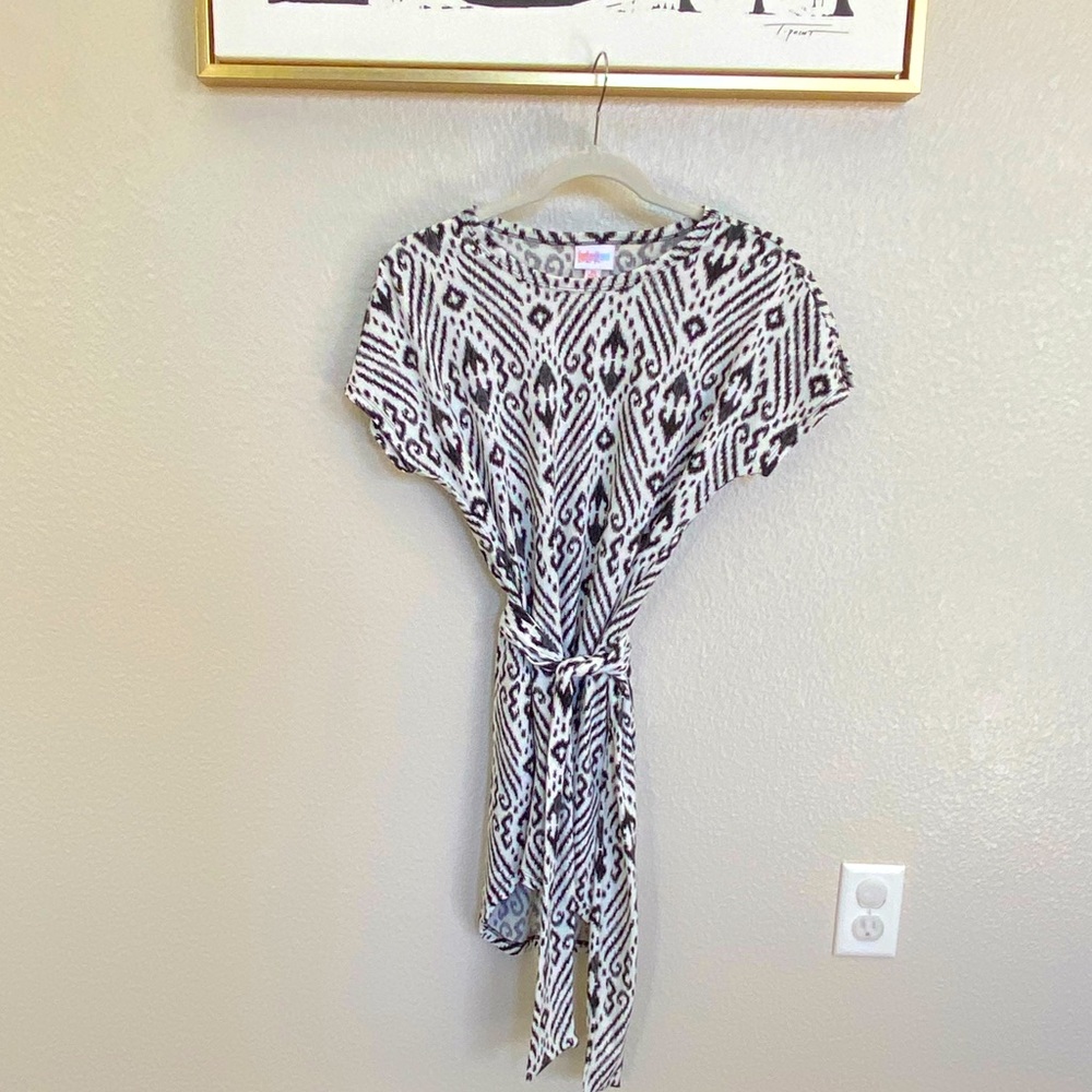 Lularoe top with built in pockets.